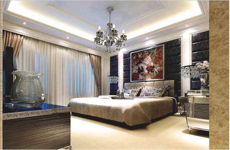 臥室簡潔明清新，床頭藍色軟包與混油木線框的結合清新融洽。